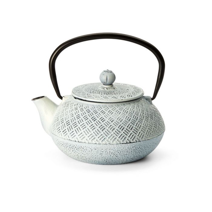 Bílá litinová konvice na čaj