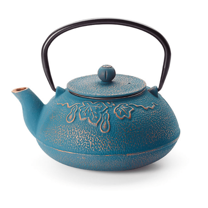 Modrá litinová konvice na čaj