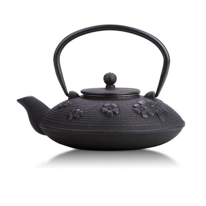Litinová čajová konvice Ying v černé barvě s nerezovým sítkem a květinovým dekorem, objem 0,75 l.