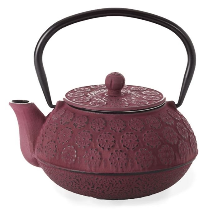 Litinová čajová konvice Yuma ve vínové barvě, s nerezovým sítkem a jedinečným květinovým vzorem, objem 600 ml.