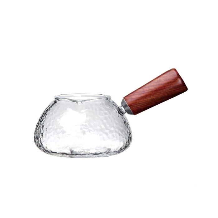 Skleněný džbánek s dřevěnou rukojetí