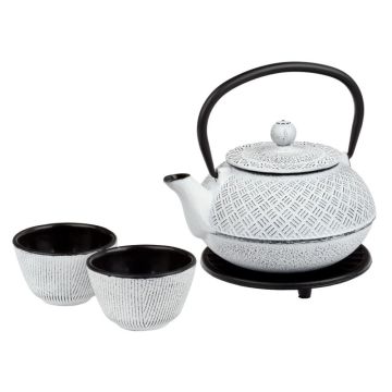 Bílá litinová čajová konvice s šálky a podložkou