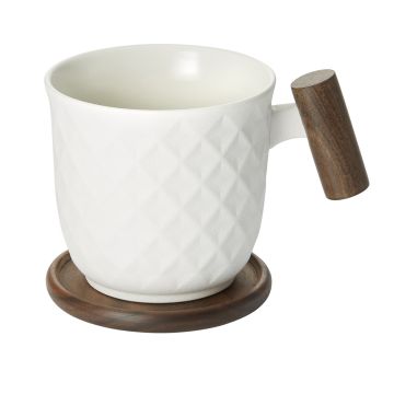 Bílý hrnek na čaj dřeběná rukojeť