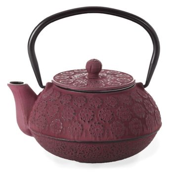 Litinová čajová konvice Yuma ve vínové barvě, s nerezovým sítkem a jedinečným květinovým vzorem, objem 600 ml.