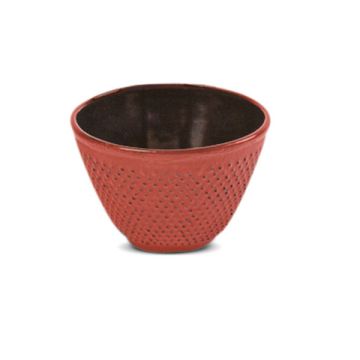 Červený litinový šálek na čaj