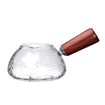 Skleněný džbánek s dřevěnou rukojetí